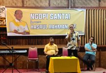 Temui Komunitas Milenial di Palopo, Hasrul Rahman: Bismillah Saya Maju Caleg DPR RI Dapil 3 Sulsel FOTO: Dr. Haedar Djidar, SH, MH (Dekan Fakultas Hukum Unanda Palopo), Hasrul Rahman, SE (Wasekjend DPP Golkar) dan Ketua DPD Partai Golkar Kota Palopo, Dr. Ir. H. Rahmat Bandaso, M.Si di di Warkop Kampong Pisang (Kampis) Kota Palopo, dihadiri puluhan anak muda. Kamis (5/1/2023) malam.