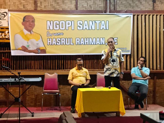 FOTO: Dr. Haedar Djidar, SH, MH (Dekan Fakultas Hukum Unanda Palopo), Hasrul Rahman, SE (Wasekjend DPP Golkar) dan Ketua DPD Partai Golkar Kota Palopo, Dr. Ir. H. Rahmat Bandaso, M.Si di di Warkop Kampong Pisang (Kampis) Kota Palopo, dihadiri puluhan anak muda. Kamis (5/1/2023) malam.