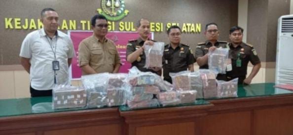 FOTO: Kasi Penkum Kejati Sulsel, Soetarmi saat menjelaskan uang Rp3,7 miliar (uang titipan) di kembalikan 27 Camat dan Eks Camat Pemkot Makassar di Kantor Kejaksaan Tinggi. Senin, (12/12/2023)