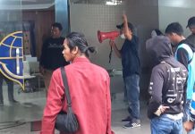 Gelar Aksi Unras, PSMP Sulsel Desak Kemenhub Hentikan Lelang Proyek Dermaga Pasilambena Selayar FOTO: PSMP Sulsel dan Mahasiswa asal Kepulauan Selayar, Menggelar aksi unjuk rasa di kantor balai pengelolaan transportasi darat wilayah XIX Sulawesi Selatan dan Barat di Jalan Letjend Hertasning Makassar (eks kantor PT. Perum Perumnas) Kamis 6 Januari 2023 siang kemarin.