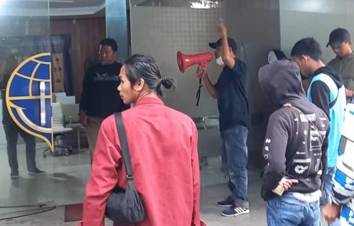 FOTO: PSMP Sulsel dan Mahasiswa asal Kepulauan Selayar, Menggelar aksi unjuk rasa di kantor balai pengelolaan transportasi darat wilayah XIX Sulawesi Selatan dan Barat di Jalan Letjend Hertasning Makassar (eks kantor PT. Perum Perumnas) Kamis 6 Januari 2023 siang kemarin.