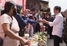 Presiden Jokowi Tinjau Aktivitas Perdagangan di Pasar Bunda Sri Mersing, Dumai FOTO: Presiden Jokowi berkunjung ke Pasar Bunda Sri Mersing, Kota Dumai, Riau, Kamis (05/01/2023). (Foto: Humas Setkab/Rahmat)
