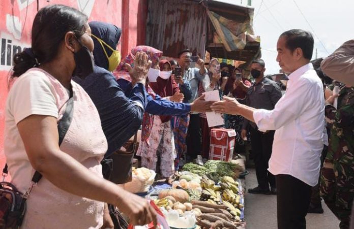 FOTO: Presiden Jokowi berkunjung ke Pasar Bunda Sri Mersing, Kota Dumai, Riau, Kamis (05/01/2023). (Foto: Humas Setkab/Rahmat)