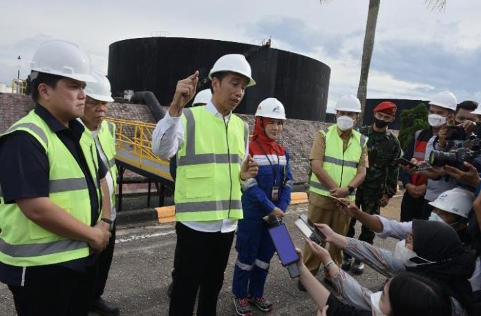 FOTO: Presiden Jokowi tinjau kawasan PT Pertamina Hulu Rokan di Dumai, Riau, Kamis (05/10/2023). (Foto: Humas Setkab/Agung)