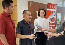 Wow, Kamaruddin Simanjuntak Ngaku Punya 6.000 File Video Porno Dirut Taspen Foto: Pengacara Kamaruddin Simanjuntak buktikan ucapannya dengan membawa bukti sekoper bukti ke Bareskrim Polri/Ist