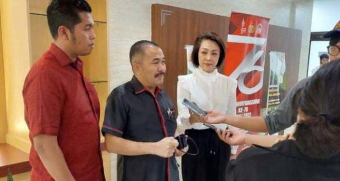 Foto: Pengacara Kamaruddin Simanjuntak buktikan ucapannya dengan membawa bukti sekoper bukti ke Bareskrim Polri/Ist