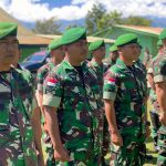 Memimpin Tradisi Corps Raport Pindah Satuan Kodim 1702/JWY, Ini Pesan Dandim FOTO: Personil Kodim 1702/JWY saat mengikuti upacara Corps Raport tradisi pindah satuan anggota Kodim 1702/JWY bertempat di lapangan upacara Kodim 1702/JWY jln Yos Sudarso Kabupaten Jayawijaya. (05/01/2023)