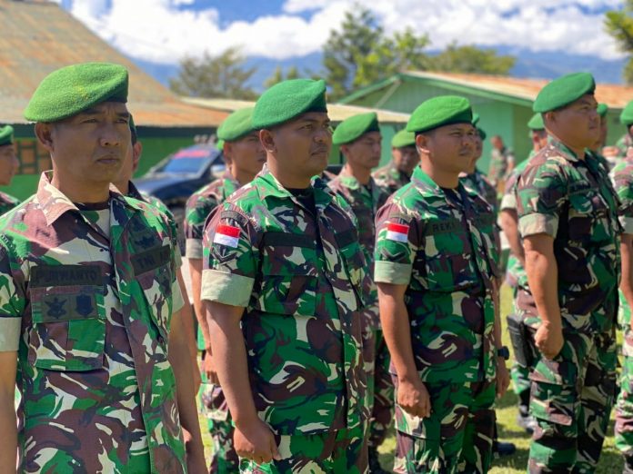 FOTO: Personil Kodim 1702/JWY saat mengikuti upacara Corps Raport tradisi pindah satuan anggota Kodim 1702/JWY bertempat di lapangan upacara Kodim 1702/JWY jln Yos Sudarso Kabupaten Jayawijaya. (05/01/2023)