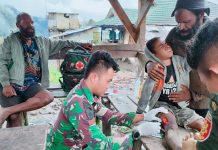 Dengan Cinta Obati Luka, Mantri Kostrad Berikan Pertolongan Pertama Kepada Masyarakat Papua FOTO: Tim Medis dari Pos Dal Satgas Yonif Raider 321/GT/13/1 Kostrad memberikan pertolongan pertama kepada seorang anak yang terkena benda tajam ketika sedang berkebun, bertempat di Distrik Dal, Kabupaten Nduga, Papua.