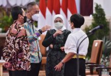 Menaker: Perpu Cipta Kerja Lindungi Pekerja Hadapi Dinamika Ketenagakerjaan FOTO: Menaker Ida Fauziyah, Menperin Agus Gumiwang Kartasasmita, Menteri KP Sakti Wahyu Trenggono, dan Menlu Retno Marsudi berbincang sebelum Sidang Kabinet Paripurna, Selasa (05/04/2022), di Istana Negara, Jakarta. (Foto: Humas Setkab/Agung)