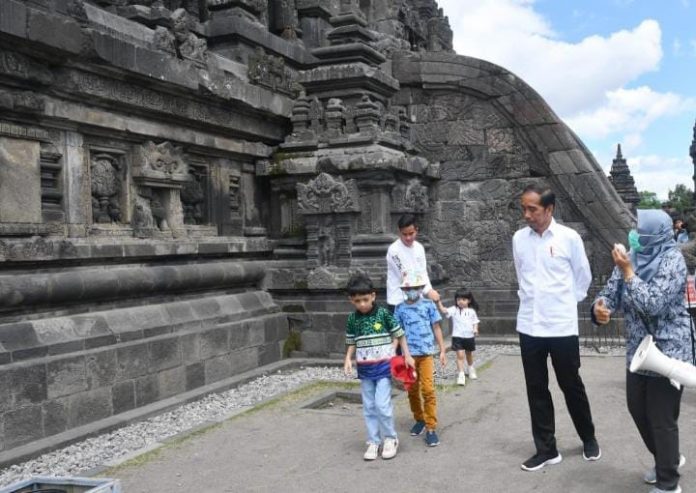 FOTO: Presiden Jokowi berwisata edukasi ke Taman Wisata Candi Prambanan, Kabupaten Sleman, DIY, Sabtu (07/01/2023). (Foto: BPMI Setpres/Rusman)