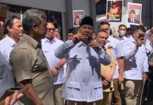 Sandiaga Uno Tidak Hadiri Pembukaan Kantor Bappilu dan Badan Pemenangan Presiden Gerindra Foto: Ketua Umum DPP Partai Gerindra Prabowo Subianto meresmikan Kantor Badan Pemenangan Pemilu (Bappilu) dan Badan Pemenangan Presiden di Kawasan Slipi, Jakarta Barat, Sabtu (7/1/2023). (Suara.com/Bagaskara)