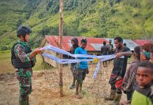 Salurkan Bakat, Satgas Kostrad Bangun Sarana Olahraga di Papua Pegunungan FOTO: Pos Kotis Mbua Satgas Yonif Raider 321/GT/13/1 Kostrad bersama masyarakat membangun lapangan voli di Kampung Mbua, Distrik Mbua, Kabupaten Nduga, Papua. Sabtu (07/01/23).