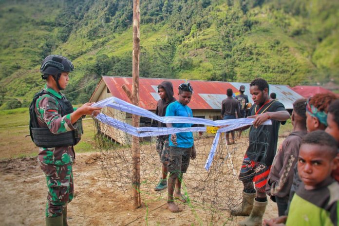 FOTO: Pos Kotis Mbua Satgas Yonif Raider 321/GT/13/1 Kostrad bersama masyarakat membangun lapangan voli di Kampung Mbua, Distrik Mbua, Kabupaten Nduga, Papua. Sabtu (07/01/23).