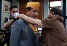 Legiun Veteran, Beri Bintang LVRI ke Prabowo Subianto FOTO: Letjen TNI (Purn) Prabowo Subianto menerima Bintang LVRI dari Legiun Veteran Republik Indonesia (LVRI) di Gedung Piere Tendean, Kantor Kementerian Pertahanan (Kemhan) Jakarta, Kamis (5/1/2023).