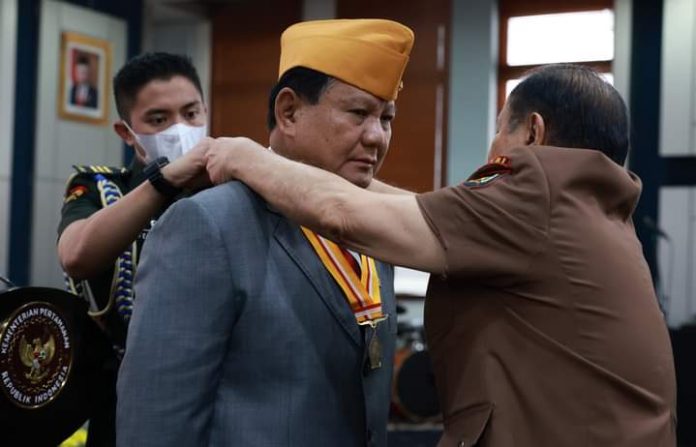 FOTO: Letjen TNI (Purn) Prabowo Subianto menerima Bintang LVRI dari Legiun Veteran Republik Indonesia (LVRI) di Gedung Piere Tendean, Kantor Kementerian Pertahanan (Kemhan) Jakarta, Kamis (5/1/2023).