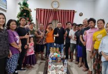 Masih Suasana Natal dan Tahun Baru, Appi Silahturahmi Ke Warga Kampung Toraja di Balang Boddong FOTO: Ketua DPD II partai golkar makassar, H. Munafri Arifuddin atau Appi bersilahturahmi bersama tokoh agama, tokoh pemuda dan warga kampung toraja di Balang boddong, Kelurahan Bongaya, Kecamatan Tamalate, Kota Makassar, Ahad (8/1/2023)