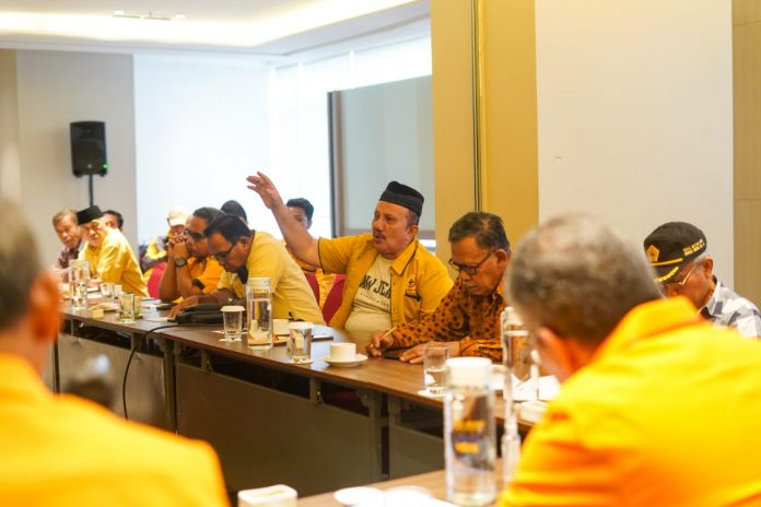 FOTO: Ketua Ormas MKGR Sulsel Taufan Pawe (TP) saat memimpin rapat pesiapan Kemeriahan HUT MKGR bersama pengurus, di Hotel Novotel, Minggu, 8 Januari.