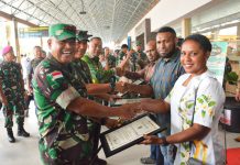 Daratkan Pesawat di Daerah Rawan, Danrem 172/PWY Bangga Pilot Putra Papua Bantu Pemulangan Masyarakat Kiwirok FOTO: Komandan Korem 172/Praja Wira Yakthi Brigjen TNI J.O. Sembiring saat mendampingi Pangdam XVII/Cenderawasih Mayjen TNI Muhammad Saleh Mustafa, menyerahkan Piagam Penghargaan kepada Maskapai Ikairos. Minggu (8/1/2023)