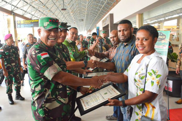 FOTO: Komandan Korem 172/Praja Wira Yakthi Brigjen TNI J.O. Sembiring saat mendampingi Pangdam XVII/Cenderawasih Mayjen TNI Muhammad Saleh Mustafa, menyerahkan Piagam Penghargaan kepada Maskapai Ikairos. Minggu (8/1/2023)