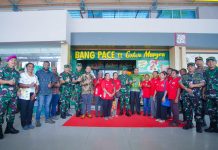 Lebarkan Sayap UMKM Bang Pace, Penggencar Peningkatan Kesejahteraan Mama Papua FOTO: Pangdam XVII/Cenderawasih Mayjen TNI Muhammad Saleh Mustafa membuka Gerai di kawasan Bandara Internasional Sentani, Kabupaten Jayapura pada Minggu (8/1).