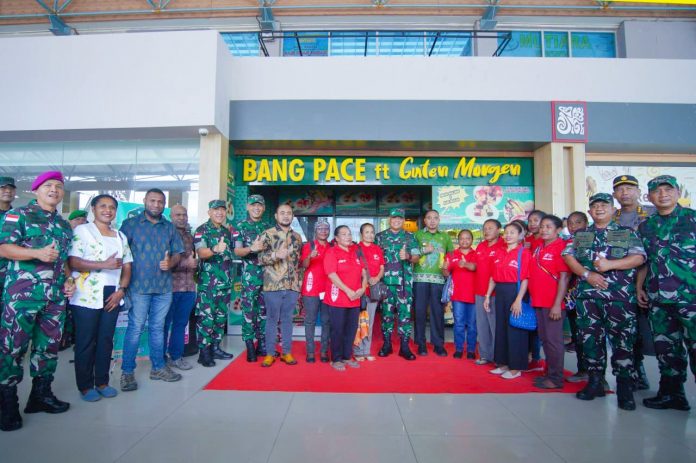 FOTO: Pangdam XVII/Cenderawasih Mayjen TNI Muhammad Saleh Mustafa membuka Gerai di kawasan Bandara Internasional Sentani, Kabupaten Jayapura pada Minggu (8/1).