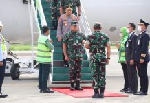 Pangdam XVII/Cendrawasih Sambut Kedatangan Panglima TNI, Kapolri dan KSAD di Jayapura FOTO: Pangdam XVII/Cenderawasih Bersama Pejabat TNI Polri Dan Pemda Papua Sambut Kedatangan Panglima TNI, Kapolri Dan Para Kepala Staf Angkatan Di Bandara Sentani Jayapura