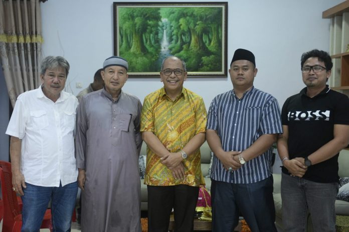 FOTO: Ilham Arief Sirajuddin (IAS) saat menghadiri Akikah Cucu Ketua DMI Takalar H Umar Nur Hidayatbdi Takalar. Ahad (8/1/2023)