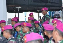 Tatap Muka Komandan Lantamal VI Dengan Prajurit Petarung Yonmarhanlan VI FOTO: Komandan Pangkalan Utama TNI AL VI (Danlantamal VI) Makassar Brigjen TNI (Mar) Amir Kasman, S.E., M.M., didampingi Aspers Danlantamal VI gelar Tatap Muka kepada seluruh Prajurit Petarung Batalyon Marinir Pertahanan Pangkalan VI (Yonmarhanlan VI) bertempat di Lantai Putih Mako Yonmarhanlan VI Makassar Jalan Yos Sudarso No.308 Kota Makassar. Senin (09/01/2023).