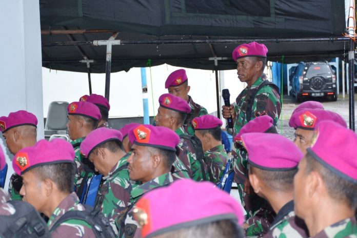 FOTO: Komandan Pangkalan Utama TNI AL VI (Danlantamal VI) Makassar Brigjen TNI (Mar) Amir Kasman, S.E., M.M., didampingi Aspers Danlantamal VI gelar Tatap Muka kepada seluruh Prajurit Petarung Batalyon Marinir Pertahanan Pangkalan VI (Yonmarhanlan VI) bertempat di Lantai Putih Mako Yonmarhanlan VI Makassar Jalan Yos Sudarso No.308 Kota Makassar. Senin (09/01/2023).