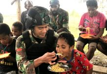 Semakin Kuat Bersama Masyarakat, TNI Gelar Makan Bersama di Distrik Yigi Papua Pegunungan FOTO: Salah satu personil Satgas Yonif Raider 321/GT/13/1 Kostrad Pos Yigi makan bersama dengan Masyarakat, bertempat di Kampung Yigi, Distrik Yigi, Kabupaten Nduga, Papua. Senin (9/1/2023)