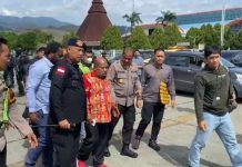 KPK Tangkap Lukas Enembe Langsung di Diterbangkan Ke Jakarta FOTO: KPK dan Aparat Kepolisian Polda Papua saat membawa tersangka Lukas Enembe di Bandara Sentani untuk diterbangkan ke Jakarta.