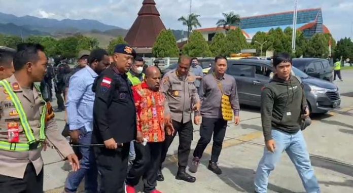 FOTO: KPK dan Aparat Kepolisian Polda Papua saat membawa tersangka Lukas Enembe di Bandara Sentani untuk diterbangkan ke Jakarta.