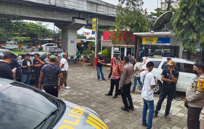 FOTO: Diduga sejumlah oknum preman utusan kontraktor pekerjaan pembangunan gedung perawatan TBC Paru BBKPM di Jalan AP Pettarani Makassar saat membubarkan aksi unjuk rasa. Selasa (10/1/2023)