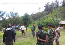 Dengar Keluhan Masyarakat, Dandim 1702/JWY Perintahkan Pasiter Turun Ke Kampung-Kampung FOTO: Pasi Ter Kodim 1702/JWY Kapten Inf Nur Abdillah beserta 5 orang anggota melaksanakan Komsos di Distrik Assotipo Kabupaten Jayawijaya, pada Selasa (10/01/2023).