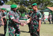 10 Prajurit Papua Pegunungan Dilepas Dandim 1702/JWY Untuk Berdinas Di Satuan Baru FOTO: Dandim 1702/JWY Letkol Cpn Athenius Murip, S.H.,M.H memimpin acara Corps Raport tradisi pindah satuan anggota Kodim 1702/JWY bertempat di lapangan upacara Kodim 1702/JWY jln Yos Sudarso Kabupaten Jayawijaya. Selasa (10/01/2023)