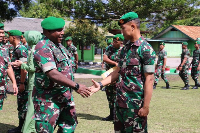 FOTO: Dandim 1702/JWY Letkol Cpn Athenius Murip, S.H.,M.H memimpin acara Corps Raport tradisi pindah satuan anggota Kodim 1702/JWY bertempat di lapangan upacara Kodim 1702/JWY jln Yos Sudarso Kabupaten Jayawijaya. Selasa (10/01/2023)