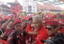 Hadiri Harlah PDIP, Ganjar Jadi Magnet, Kader Ramai-ramai Selfi FOTO: Gubernur Jawa Tengah, Ganjar Pranowo tampaknya menjadi salah satu magnet dalam HUT PDIP yang ke-50.