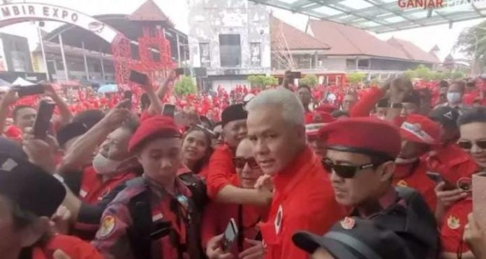 FOTO: Gubernur Jawa Tengah, Ganjar Pranowo tampaknya menjadi salah satu magnet dalam HUT PDIP yang ke-50.