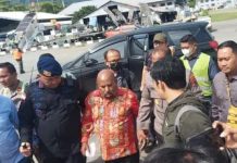 Lawan Aparat, Satu simpatisan Lukas Enembe Tewas Ditembak di Bandara Sentani FOTO: Gubernur Papua, Lukas Enembe, saat berada di Bandara Sentani, Jayapura untuk di terbangkan ke Jakarta. Selasa (10/1/2023)