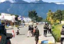 Lawan Aparat di Bandara Sentani, Polisi Tangkap 5 Simpatisan Lukas Enembe, Dikabarkan 1 Tewas Foto: Bentrok di Bandara Sentani, 5 Simpatisan Lukas Enembe Terluka, 1 Tewas Terkena Rekoset Peluru