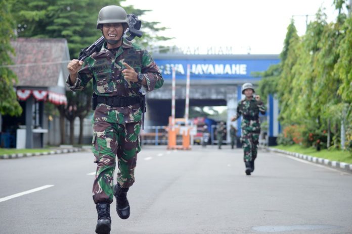 IMG-20230111-WA0105 FOTO: Salah satu Prajurit Petarung Batalyon Marinir Pertahanan Pangkalan VI lakukan Cross Country. Rabu (11/1/2023)
