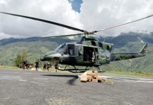 Masyarakat Kiwirok Antusias Sambut Bantuan Pangdam XVII/Cenderawasih FOTO: Heli Belt 412 EPHA/5185 milik TNI AD angkut bantuan berupa Bahan Makanan dari Panglima Kodam XVII/Cenderawasih Mayjen TNI Muhammad Saleh Mustafa untuk Masyarakat yang telah kembali ke Distrik Kiwirok. Rabu (11/1/2023)