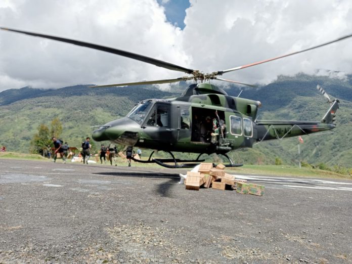 FOTO: Heli Belt 412 EPHA/5185 milik TNI AD angkut bantuan berupa Bahan Makanan dari Panglima Kodam XVII/Cenderawasih Mayjen TNI Muhammad Saleh Mustafa untuk Masyarakat yang telah kembali ke Distrik Kiwirok. Rabu (11/1/2023)