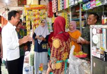 Presiden Jokowi Tinjau Aktivitas Perdagangan di Pasar Sentul FOTO: Presiden Jokowi berbincang dengan pedagang di Pasar Sentul, Kota Yogyakarta, Provinsi DIY, Minggu (08/01/2023) pagi. (Foto: BPMI Setpres/Rusman)
