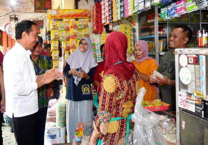 FOTO: Presiden Jokowi berbincang dengan pedagang di Pasar Sentul, Kota Yogyakarta, Provinsi DIY, Minggu (08/01/2023) pagi. (Foto: BPMI Setpres/Rusman)