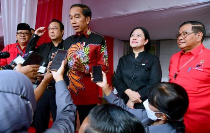 FOTO: Presiden Jokowi didampingi Sekretaris Kabinet Pramono Anung memberikan keterangan pers usai menghadiri Peringatan HUT ke-50 PDI Perjuangan di JIExpo Kemayoran, Jakarta, Selasa (10/01/2023). (Foto: BPMI Setpres/Muchlis Jr)