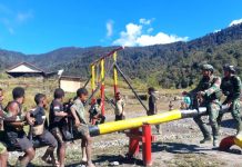 Kreatifitas Menuju Papua Cerdas Satgas Yonif R 321/GT Dirikan Pondok Pintar Tumbuhkan Anak Papua Semangat Belajar FOTO: Personel Pos Dal Satgas Yonif Raider 321/GT/13/1 Kostrad menghadirkan pondok pintar di Distrik Dal, Kabupaten Nduga, Papua.