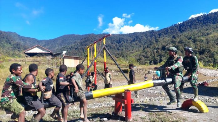 FOTO: Personel Pos Dal Satgas Yonif Raider 321/GT/13/1 Kostrad menghadirkan pondok pintar di Distrik Dal, Kabupaten Nduga, Papua.