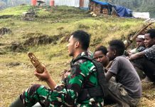 Lestarikan Budaya Lokal, Bersama Masyarakat Papua Satgas Yonif R 321/GT Belajar Mainkan Alat Musik Tradisional FOTO: Satgas Yonif Raider 321/GT/13/1 Kostrad Pos Yigi belajar bermain alat musik tradisional "Pixon" dengan warga Yigi, bertempat di Distrik Yigi, Kabupaten Nduga, Papua.